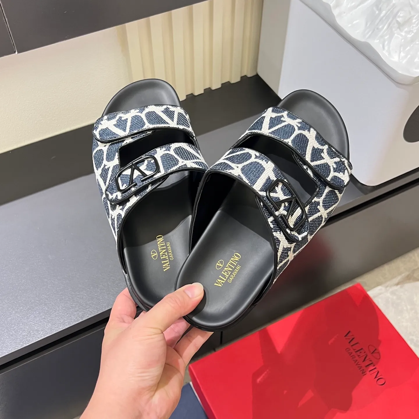 p300《VALENTINO》Warren Men🧍‍♂️Spring and Summer New Style. Cowhide logo flat slippers, elegant sandals, the same style worn by celebrities, original molding, imported calfskin. Rubber outsole. Soft and durable, full set of counter packaging, 38-44!